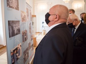 Zaproszeni goście oglądają okolicznościową wystawę poświęconą obchodom 50-lecia Komisariatu Policji Portu Lotniczego Warszawa Okęcie