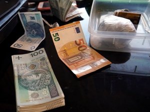 Zabezpieczone pieniądze i narkotyki przez policjantów