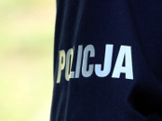 Fragment policyjnego umundurowania z napisem POLICJA