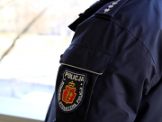 Fragment policyjnego munduru z emblematem