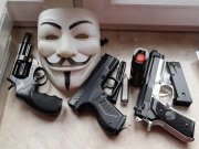 Przedmioty zabezpieczone przez policjantów: charakterystyczna maska, trzy atrapy broni oraz ręczny miotacz gazu