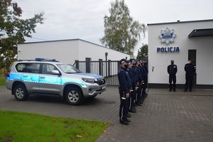 Policjanci przed siedzibą nowo otwartego Komisariatu Policji w Pomiechówku