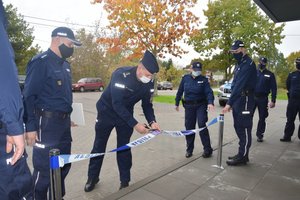 Uroczyste przecięcie wstęgi przez otwarciem nowego Komisariatu Policji w Pomiechówku