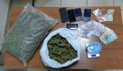 Narkotyki i inne przedmioty zabezpieczone przez policjantów leżące na biurku