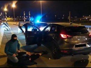 Policjant zatrzymujący podejrzewanego o kradzież samochodu