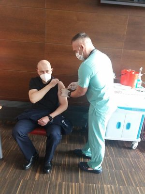 Zastępca Komendanta Stołecznego Policji inspektor Marek Chodakowski przyjmuje dawkę szczepionki