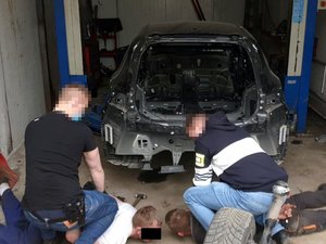 Policjanci z zatrzymanymi mężczyznami