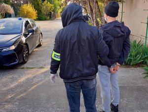 Policjant z zatrzymanym mężczyzną