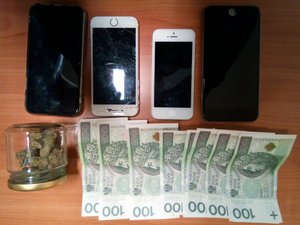 Zabezpieczone telefony, pieniądze i narkotyki