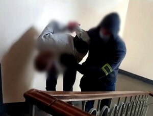Policjant z zatrzymanym mężczyzną