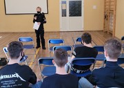 O służbie w Policji z uczniami nowodworskiej szkoły