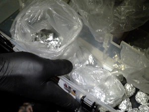 Ponad 8,5 kilogramów narkotyków znalezionych na strychu i w komórkach lokatorskich. Zatrzymany 22-latek