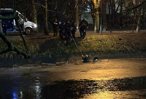 Policjanci OPP uratowali kibica, który wpadł do Kanału Piaseczyńskiego