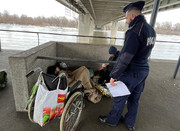 policjant sprawdza miejsca przebywania osób bezdomnych