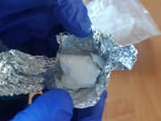 biały proszek w sreberku