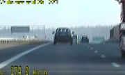 zdjęcie z videorejestratora - pojazd jadący z nadmierną prędkością