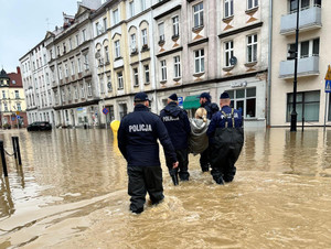 Stołeczni policjanci w pełnej gotowości do pomocy powodzianom- Nysa wrzesień 2024r