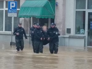 Stołeczni policjanci w pełnej gotowości do pomocy powodzianom- Nysa wrzesień 2024r