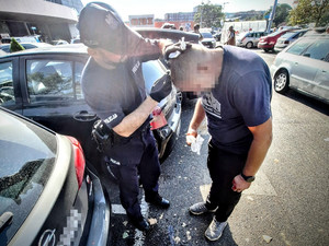 Stołeczni policjanci pomagają powodzianom