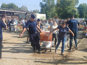 Stołeczni policjanci pomagają powodzianom