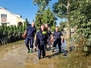 Stołeczni policjanci w pełnej gotowości do pomocy powodzianom