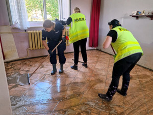 Stołeczni policjanci w pełnej gotowości do pomocy powodzianom