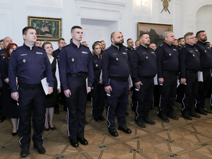 Listy gratulacyjne i nagrody dla stołecznych policjantów i pracowników