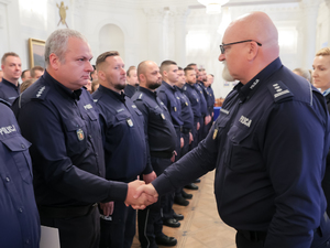 Listy gratulacyjne i nagrody dla stołecznych policjantów i pracowników