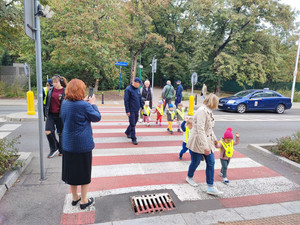 Przechodzenie przez przejście dla pieszych zdane na „Wesołą Piątkę”