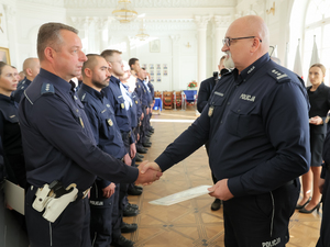 Listy gratulacyjne i nagrody dla stołecznych policjantów