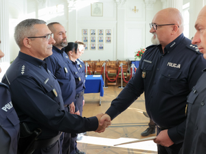 Listy gratulacyjne i nagrody dla stołecznych policjantów