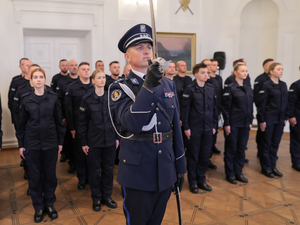 policjanci w trakcie ślubowania