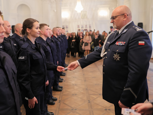 policjanci w trakcie ślubowania