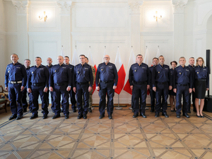 Listy gratulacyjne i nagrody dla stołecznych policjantów