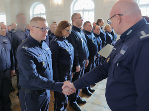 Listy gratulacyjne i nagrody dla stołecznych policjantów