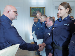 Listy gratulacyjne i nagrody dla stołecznych policjantów