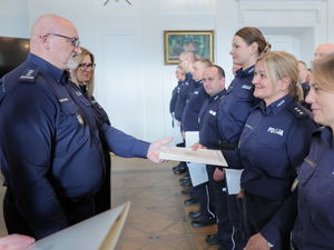 Listy gratulacyjne i nagrody dla stołecznych policjantów