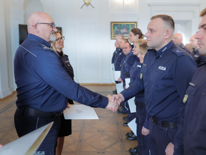 Listy gratulacyjne i nagrody dla stołecznych policjantów