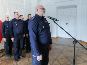 Listy gratulacyjne i nagrody dla stołecznych policjantów