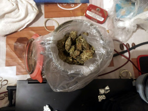 Zatrzymany przez wywiadowców 17-latek w mieszkaniu ukrył narkotyki