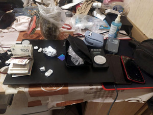 Zatrzymany przez wywiadowców 17-latek w mieszkaniu ukrył narkotyki