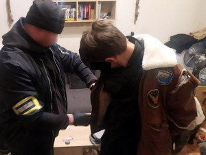 Zatrzymany przez wywiadowców 17-latek w mieszkaniu ukrył narkotyki