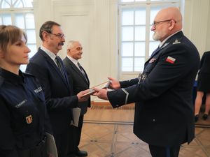 Listy gratulacyjne i nagrody dla stołecznych policjantów i pracowników