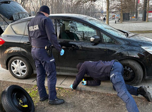 Policjanci pomagają naprawić samochód