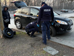 Policjanci pomagają naprawić samochód