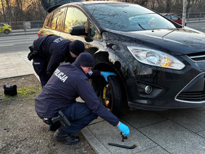 Policjanci pomagają naprawić samochód