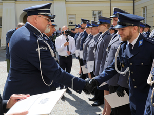 Ślubowanie nowych policjantów i awanse na wyższe stopnie służbowe