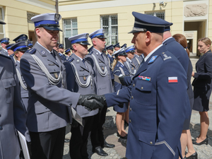 Ślubowanie nowych policjantów i awanse na wyższe stopnie służbowe