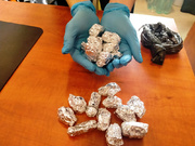 Północnoprascy kryminalni i stołeczni wywiadowcy zatrzymali dilera z Brzeskiej, jego &quot;czujkę&quot; i ich dwóch klientów