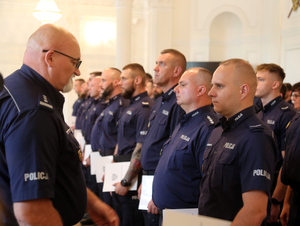 Listy gratulacyjne w uznaniu za profesjonalizm stołecznych policjantów